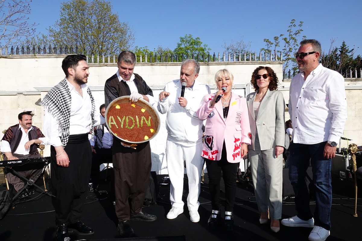 Başarılı İş İnsanı Aydın Akyüz’ün Muhteşem Yaş Günü Gecesi