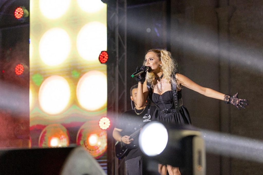 Azerbaycan’ın Lady Gaga’sı Elyane Arslan’dan “Pembe Rock” Sürprizi!