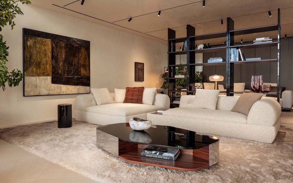 Minotti, Limasol’daki Yeni Amiral Mağazasını Açtı Limasol, Kıbrıs – İtalyan lüks mobilya markası Minotti, Kıbrıs’taki büyümesini sürdürüyor. Markanın adadaki ikinci adresi olan Minotti Limassol amiral mağazası, kapılarını resmi olarak açtı. Minotti’nin Akdeniz’in kalbine taşıdığı bu yeni mekan, İtalyan tasarım anlayışını çağdaş zarafetle buluşturuyor. Yeni mağaza, Limasol’un gözde projelerinden Trilogy’de, 28 Ekim Caddesi üzerinde konumlanıyor. C. Askotis Retail Ltd iş birliğiyle hayata geçirilen Minotti Limassol, sofistike çizgileri ve dünyaca ünlü tasarımcılarla yapılan iş birliklerini yansıtan özgün bir iç mekan sunuyor. Rodolfo Dordoni, Marcio Kogan / Studio MK27, Nendo, GamFratesi ve diğer pek çok tasarımcının imzasını taşıyan koleksiyonlar, ziyaretçileri eşsiz bir tasarım yolculuğuna çıkarıyor. Minotti Limassol, yalnızca bir mağaza değil, aynı zamanda Akdeniz’de tasarım ve lüks yaşam tarzı için yeni bir buluşma noktası olmayı hedefliyor. Ziyaretçiler, modern yaşam alanlarına ilham verecek mobilya, dekorasyon ve iç mimarlık çözümlerini deneyimleme fırsatı buluyor.