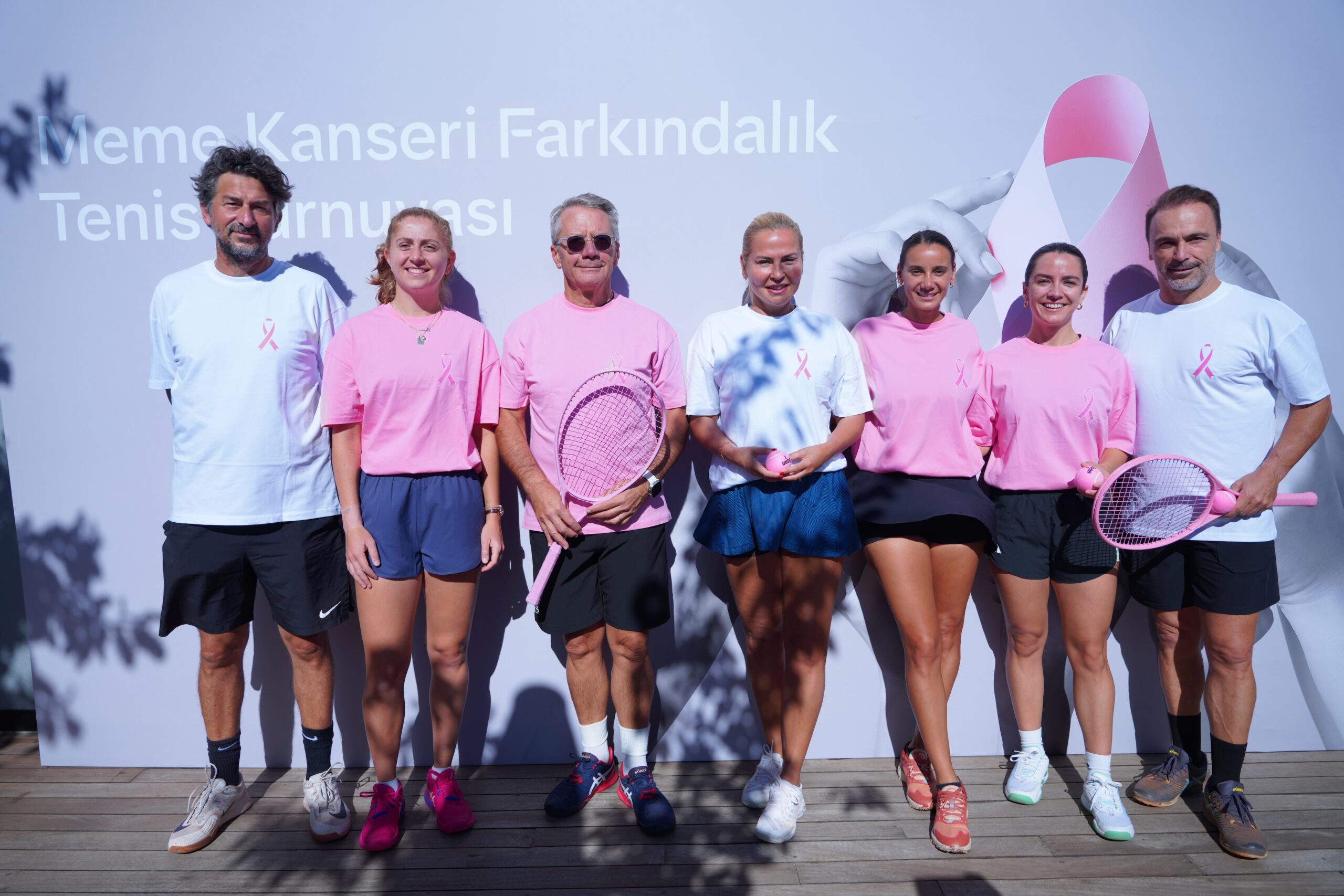 QNB TÜRKİYE, MEME KANSERİ İLE MÜCADELEYE DİKKAT ÇEKTİ PEMBE TOP BU YIL DA FARKINDALIK İÇİN HAVALANDI