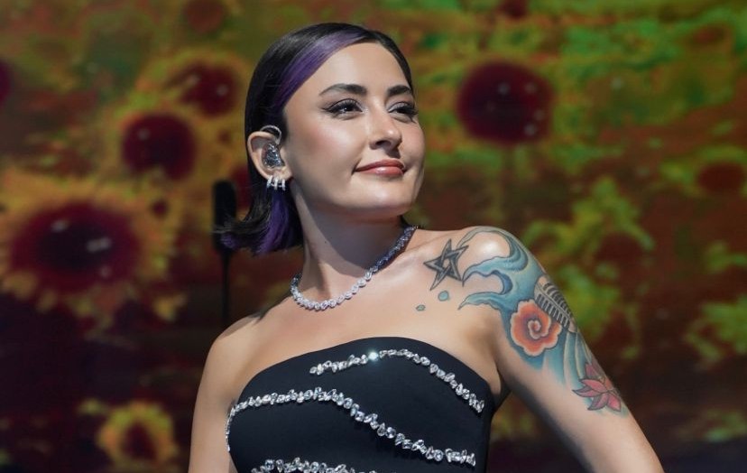 Güzel şarkıcı Melek Mosso, önceki akşam Kıbrıs’taki Chamada Prestige Hotel’de sahne aldı.