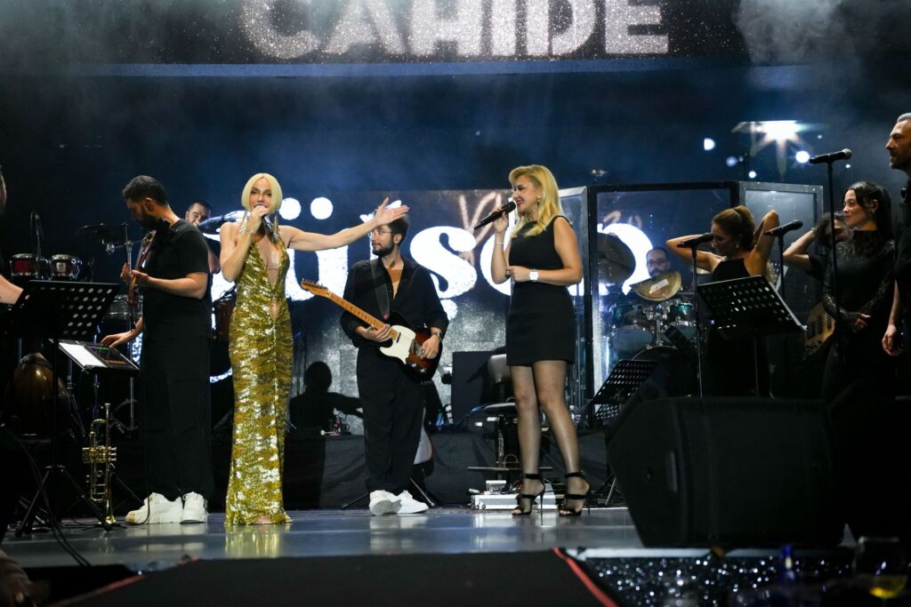 Gülşen’den şarkı sözü aldı..