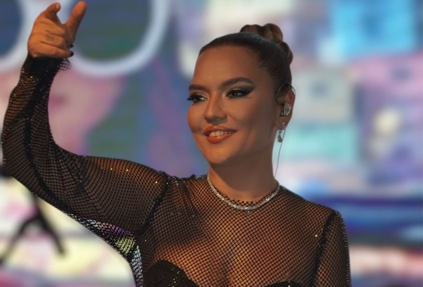 Demet Akalın, tarzıyla da geceye damgasını vurdu…