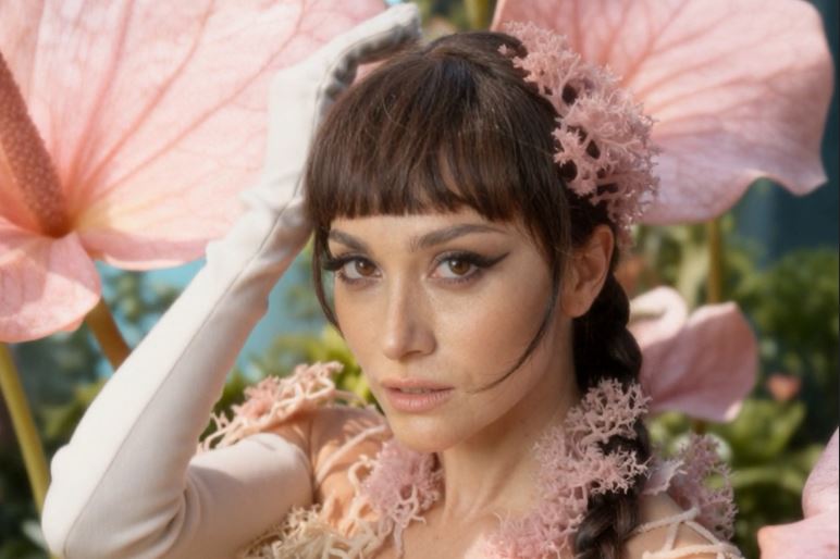 ELİF KAYA, ilk kez kariyerinde bir SEZEN AKSU şarkısı yorumladı