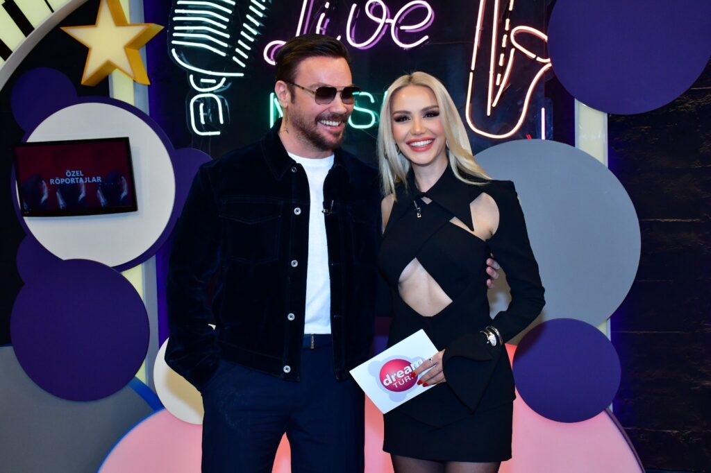 SİNAN AKÇIL’DAN ZEYNEP BOZKAYA’YA SÜRPRİZ ŞARKI!