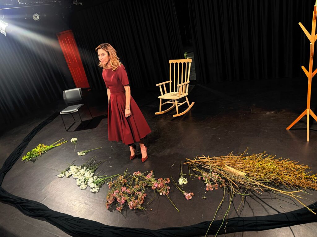 İNCİ TÜRKAY LONDRA PRÖMİYERİNDE AYAKTA ALKIŞLANDI