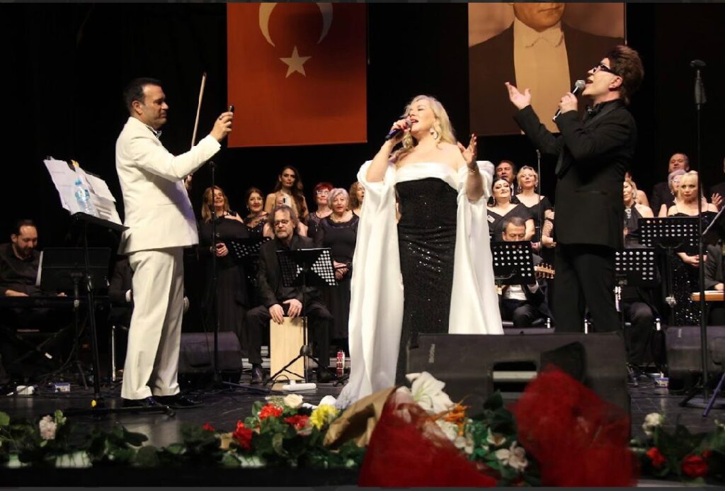 Unutulmaz besteler ayakta alkışlandı