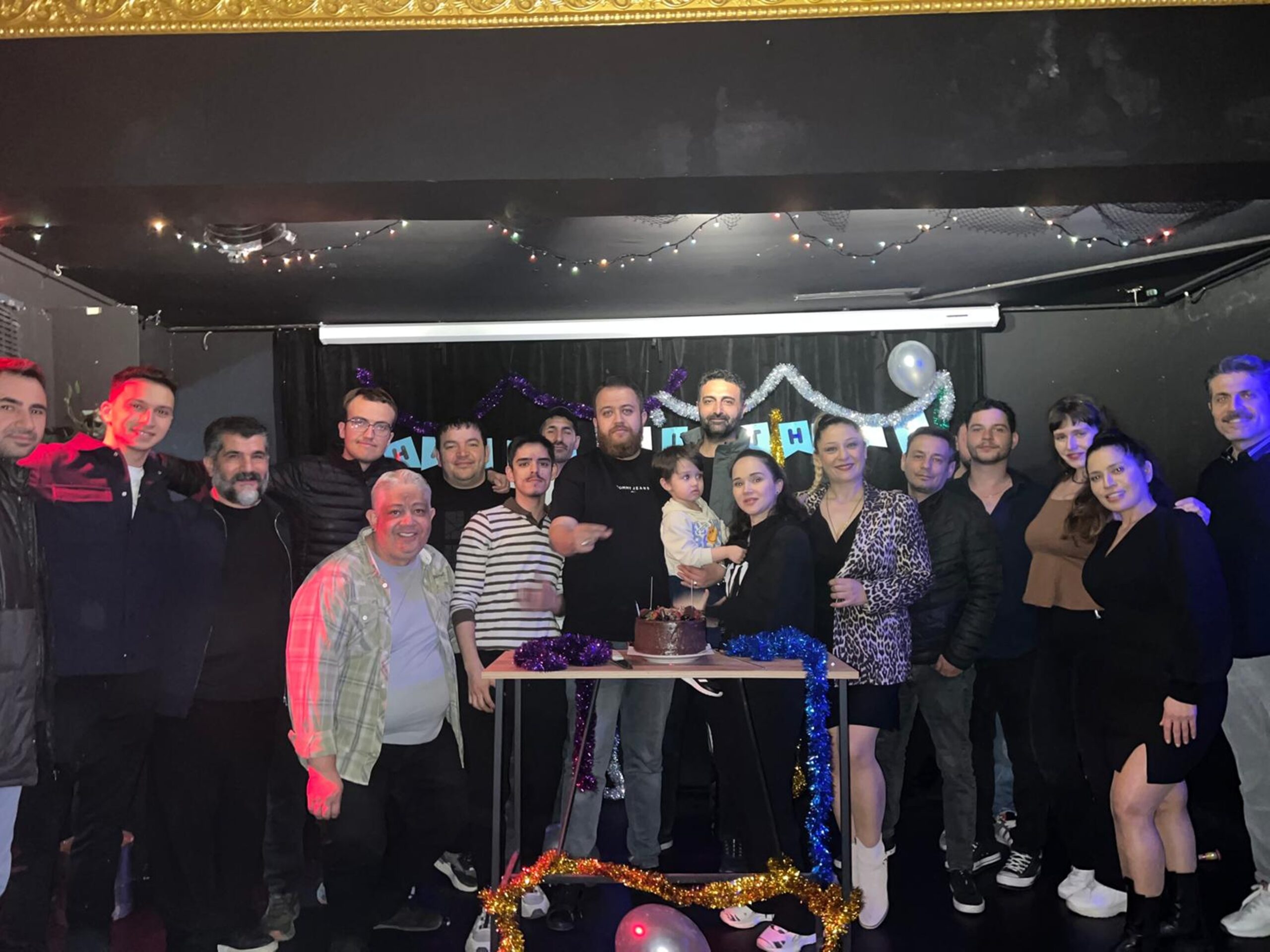 MERT OZAN DÜZ’E TİYATRO SAHNESİNDE DOĞUM GÜNÜ