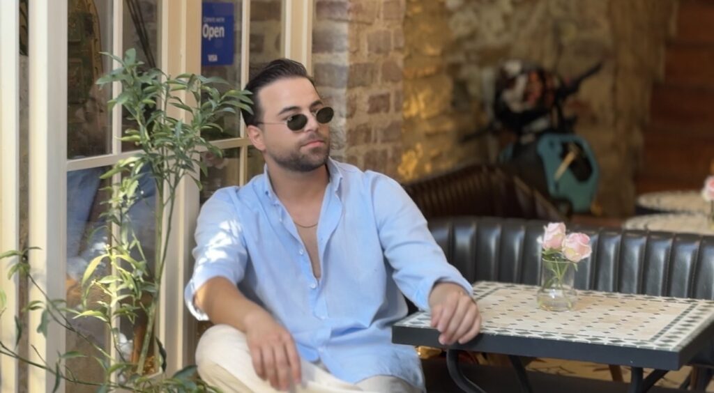 O Ses Türkiye ile tanıdığımız ve uzun süredir stüdyo çalışmalarına aralıksız devam eden Ercan Göler, yeni single çalışması “Sürgün” için geri sayıma başladı.