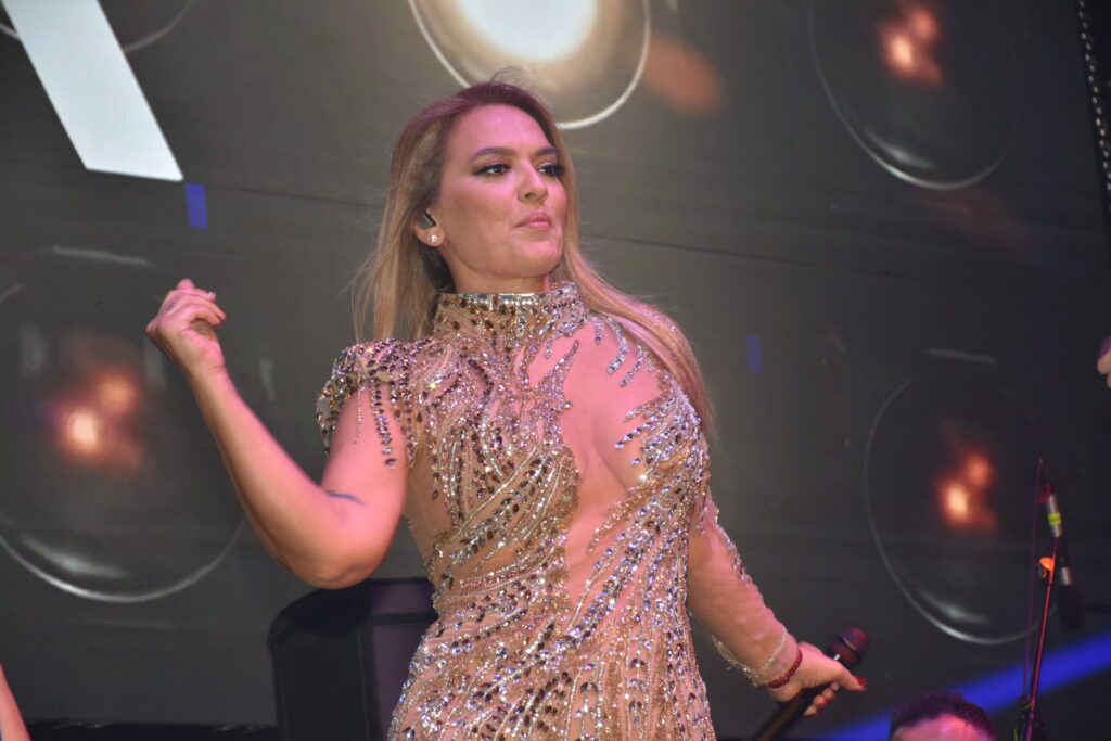 Demet Akalın’dan Kemer’de Büyük Profesyonellik: Acısını Kalbine Gömüp Sahneye Çıktı!