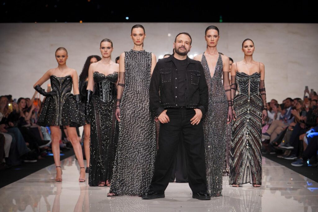 MURAT ACAR DEFİLESİNDE MERMER PODYUMDA MODA RESİTALİ