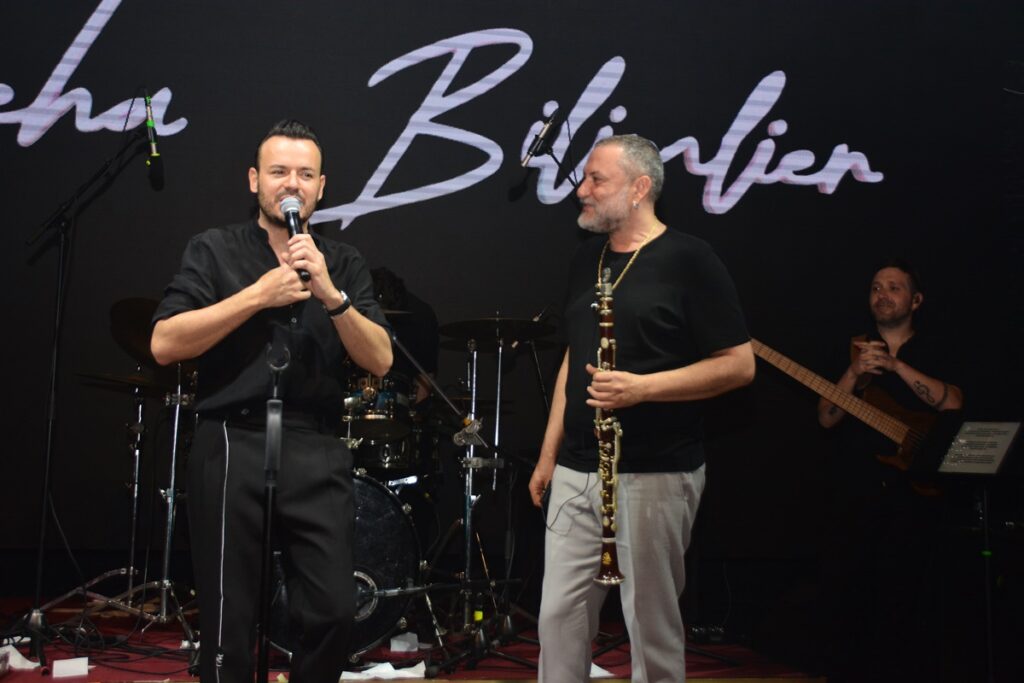 DEHA BİLİMLİER’DEN SOKAK HAYVANLARI İÇİN ANLAMLI GECE İZMİR’DE YARDIM GECESİNDE SAHNE ALDI