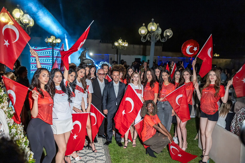 A Milli Futbol Takımı’na moral gecesi… Milli formalar ve bayraklarla podyuma çıktılar moral verdiler..