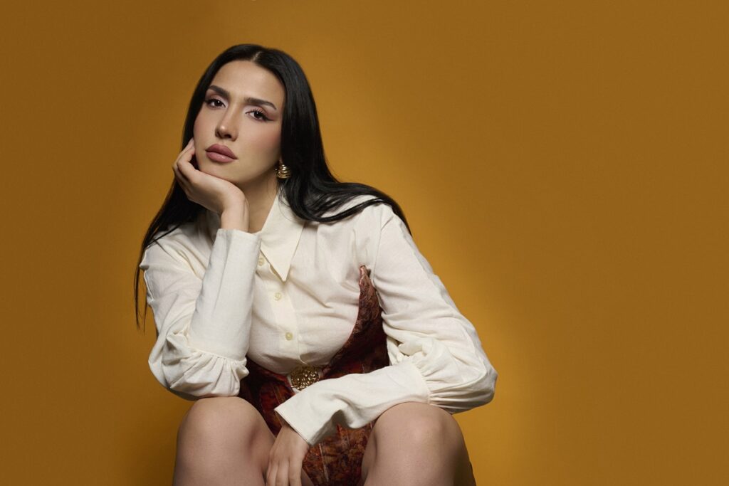 CEREN SAGU’DAN YEPYENİ TEKLİ  “İKİ YAKA”  