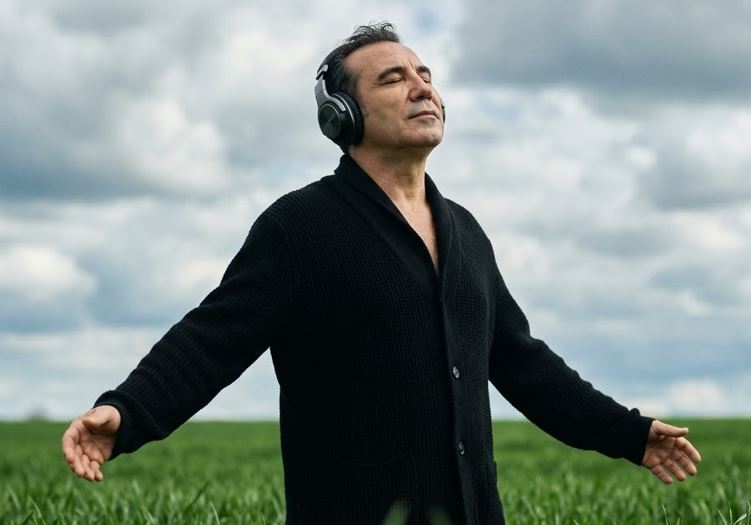 FERHAT GÖÇER’DEN TAKINTILI AŞIKLARA ŞARKI GELDİ!  “KAFAMIN İÇİNİ Bİ’ SALSAYDIN”