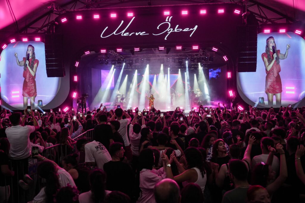 Merve Özbey 52. Uluslararası Arhavi Festivali’nde Sahne Aldı