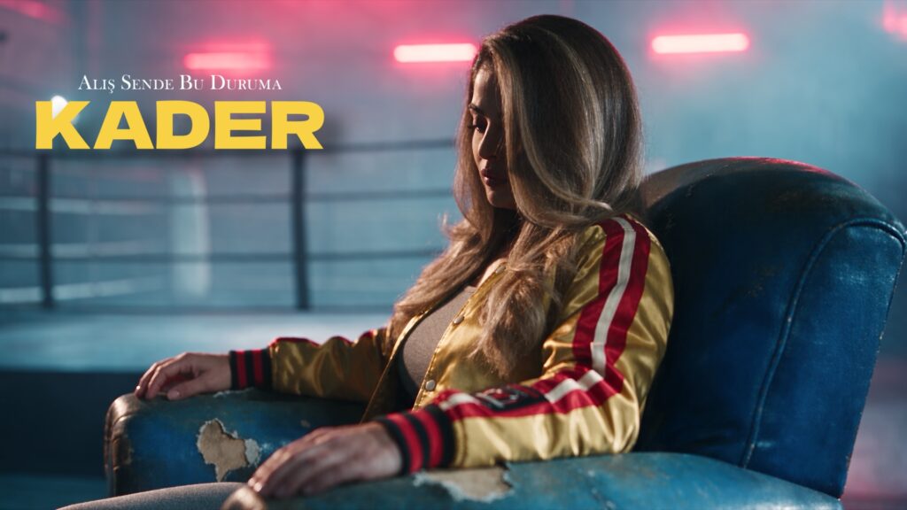 Kader, Yeni Şarkısı ve Yeni İmajıyla Müzik Dünyasına Döndü