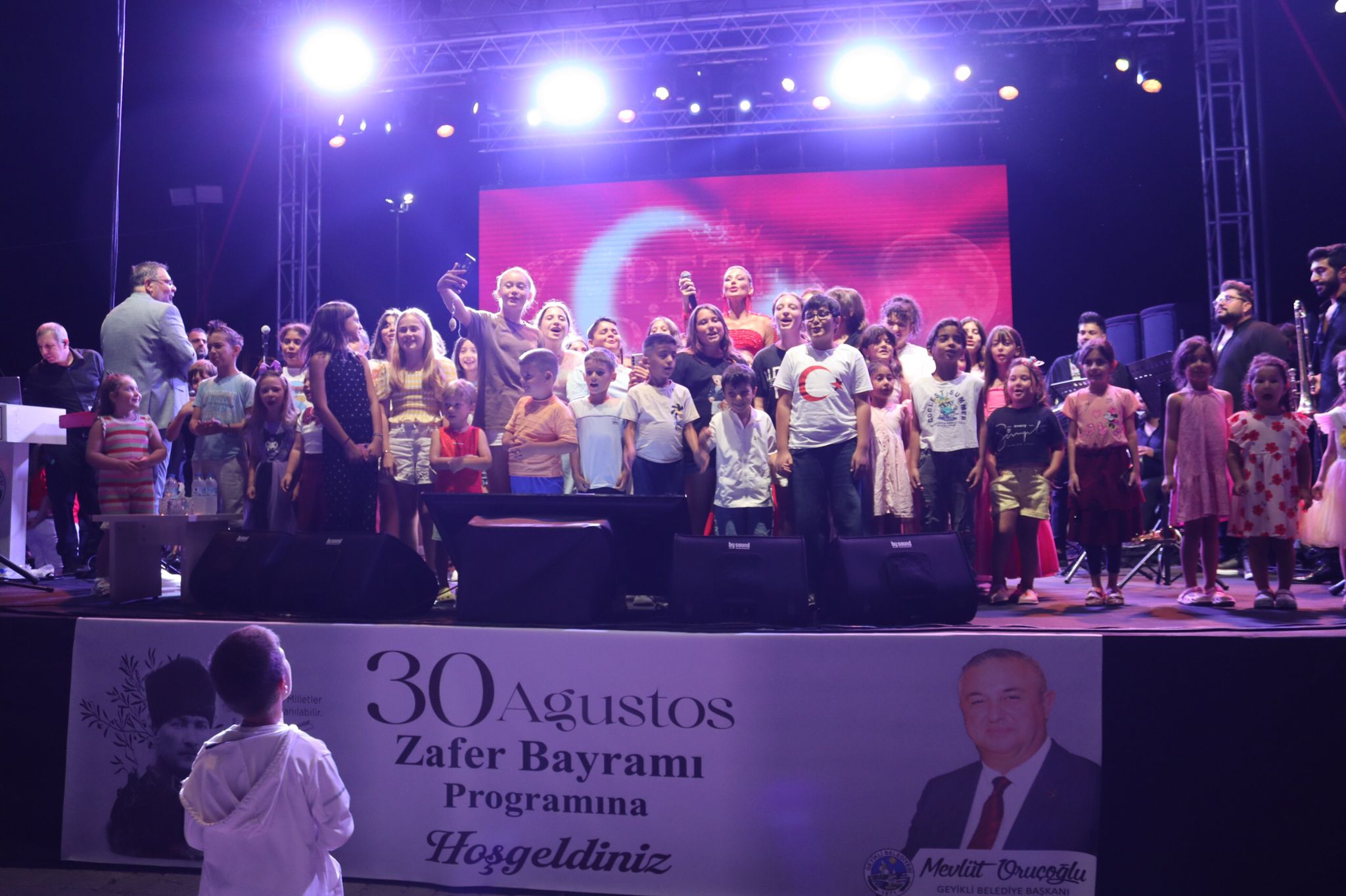 PETEK DİNÇÖZ’DEN GEYİKLİ’DE ZAFER BAYRAMI COŞKUSU